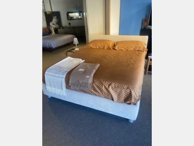 Letto matrimoniale con contenitore Flou notturno