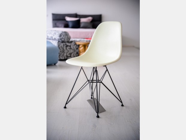 Sedia senza braccioli Vitra EAMES FIBERGLASS SIDE CHAIR DSR