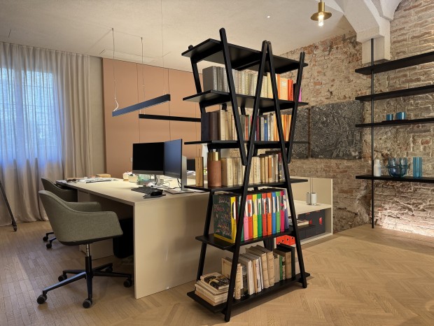 Piccola libreria Cassina Nuvola Rossa