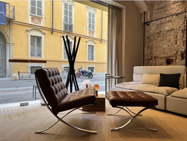 Poltrona Knoll Barcelona Chair e Pouf