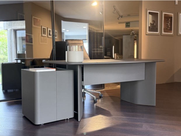 Scrivania ufficio Poltrona Frau Trust Iconic Desk and Drawer Unit (sedia non inclusa)