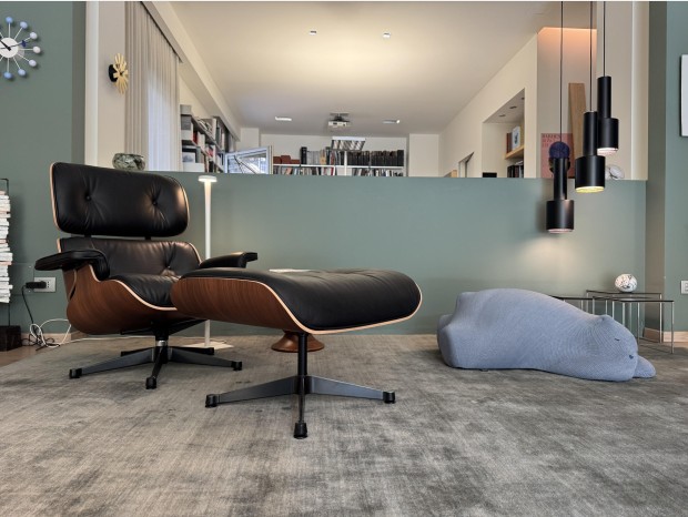Poltrona con pouf Vitra Lounge Chair e Ottoman (pouf)