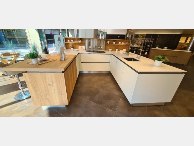 Cucina con Isola Veneta Cucine RIFLEX BIANCO OPACO