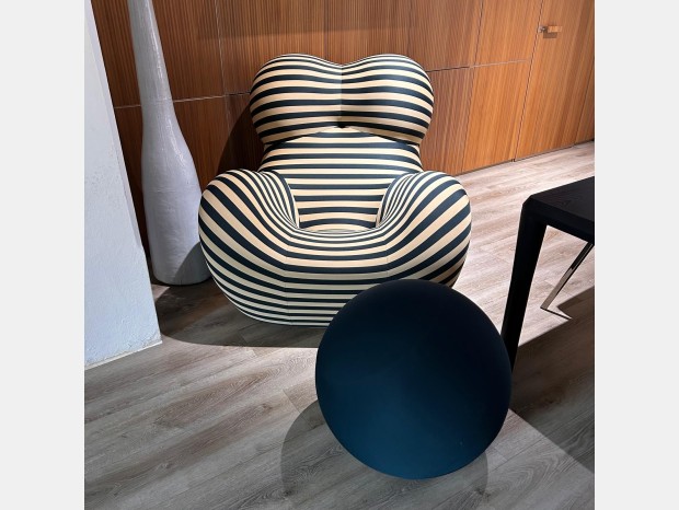 Poltrona con pouf B&B Italia UP50
