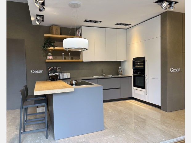 Cucina con penisola Cesar Maxima 2.2, presa Frame