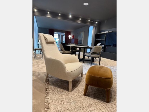 Poltrona con pouf Maxalto Febo